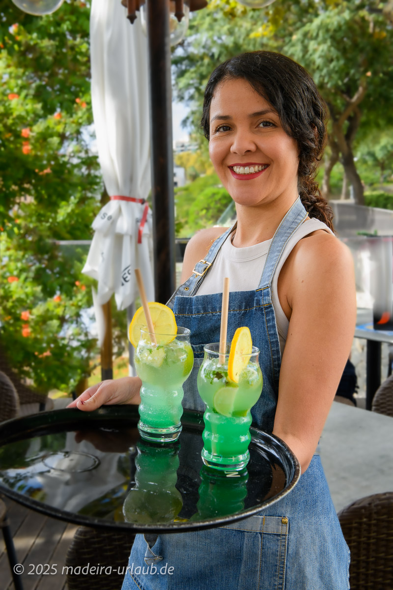 Drinks mit Lächeln serviert 