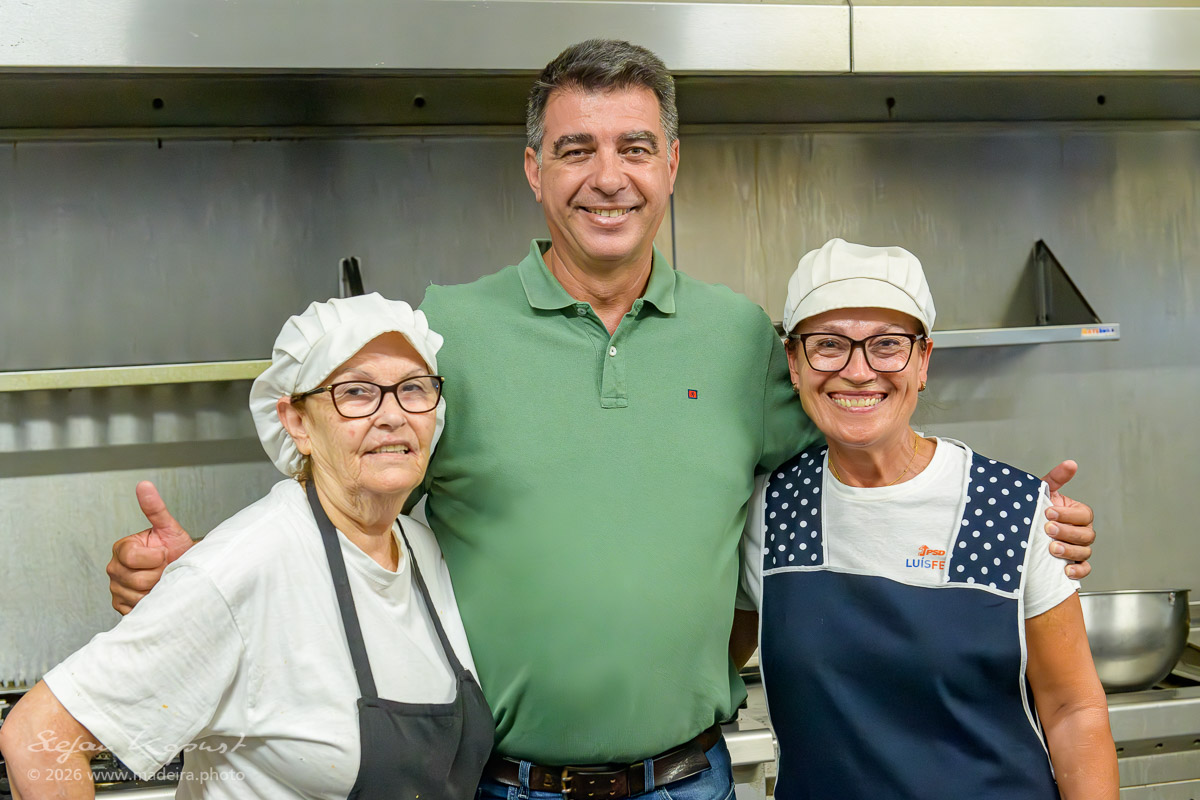 Team in der Küche mit Chefkoch Miguel Alves