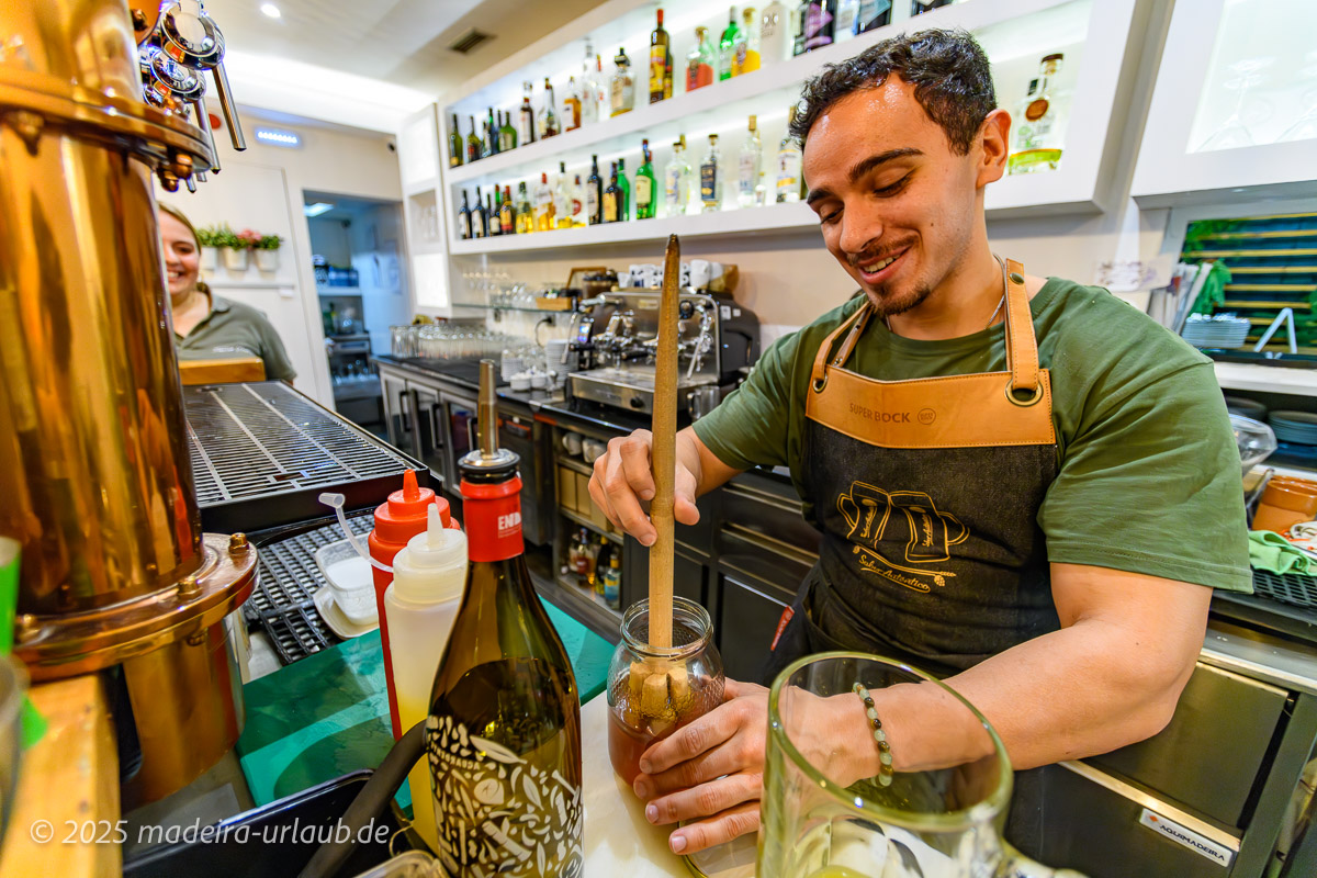 Poncha - Honig mit Caralhinho mischen