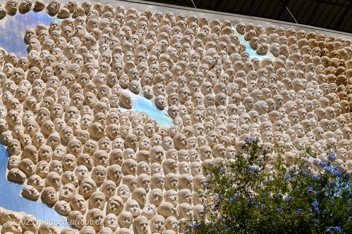  Kunstobjekt mit Masken 