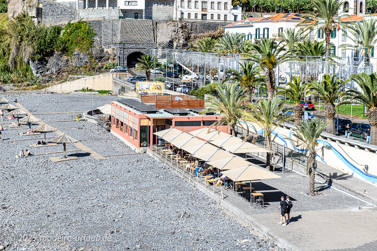 Strand mit Sun Spot Café
