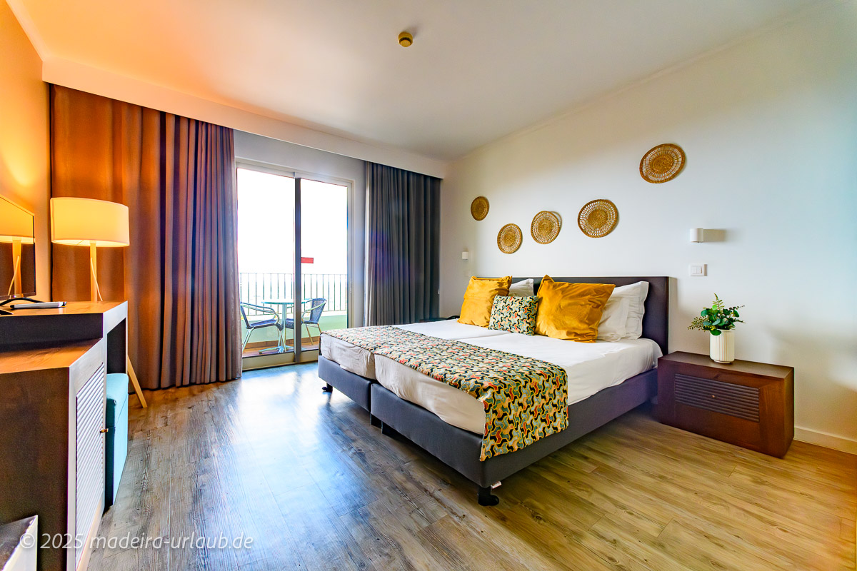 Zimmer mit Balkon zum Meer