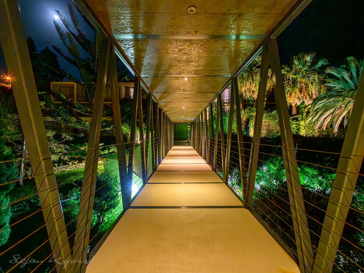  Eingang über eine Brücke 