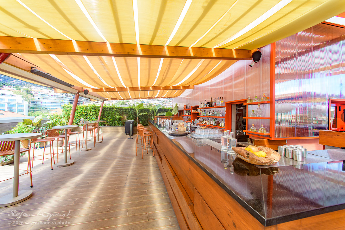 Theke der Three House Rooftop Cocktail Bar mit Blick über Funchal